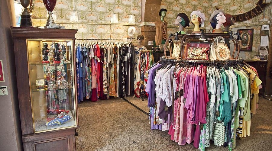 A Outra Face da Lua Thrift shop Lisbon